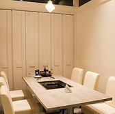 【分煙】お食事をされるフロアは禁煙となっており、店内に別途「喫煙専用室」を設けております。お煙草を吸われる方も、吸われない方も、互いに快適な環境でお食事を楽しめる分煙スタイルを徹底しております。漆喰壁の効果もあり、匂い移りも気になりません◎