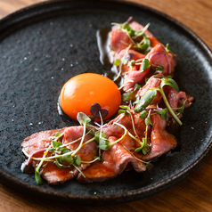 和牛のローストビーフ　奥久慈卵黄とトリュフのソース