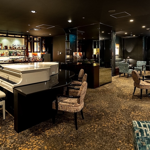 サン・テグジュペリの小説から名付けた店名。クラシックな雰囲気で大人の時間を演出