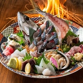 当店の魚は毎日朝一番に市場から直接仕入れ。仲買人より厳選した当日水揚げの鮮魚を届けてもらい、冷蔵保管に気を配り鮮度を保っております。刺身・焼き物・煮物、どの料理でも魚本来の濃厚な旨みを体感できます。新鮮な海の恵みを心ゆくまでお楽しみください。