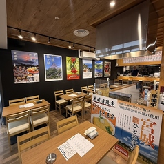 〈テーブル4名×8〉明るく広々とした店内は、居心地の良さが自慢！ゆっくりと自慢のお料理や地酒をお楽しみください◎