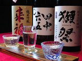 炉端料理を引き立てる旨い酒…日本酒を呑み比べできるセットが登場！食材に合った日本酒をご提供いたします。もちろんリクエストにもお応えいたします。日本酒呑み比べセットは1870円(税込)<お通し・小鉢を含む。>