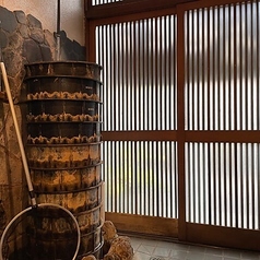 貸切対応が可能な当店では、20名様ほどで2階、40名様ほどで1・2階を貸切にできます。特別なイベントや集まりに最適なスペースで、プライベート感を大切にしたい方にぴったり。大切なひとときを、ゆったりとした空間でお楽しみください。お気軽にご相談ください!