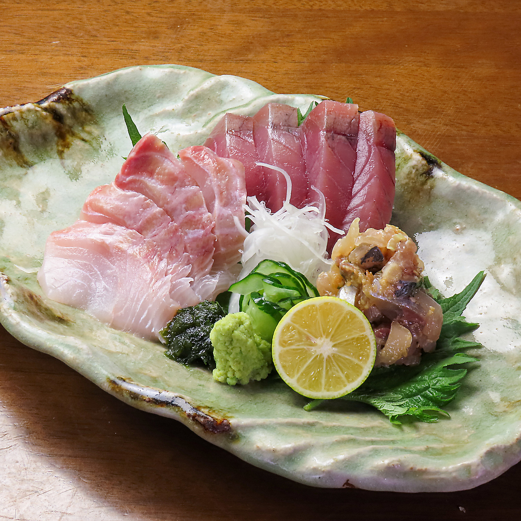 新鮮な鯛とアジを使用した「お刺身のつくり」は、丁寧な仕込みで、素材の旨味を最大限に引き出します