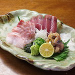 新鮮な鯛とアジを使用した「お刺身のつくり」は、丁寧な仕込みで、素材の旨味を最大限に引き出します