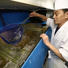 アジはその場で水槽から引き上げて調理する新鮮さがウリ