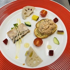 [オードブル]キノコと鶏肉のテリーヌ　サーモンとハーブのムース、ガーリックトースト添え