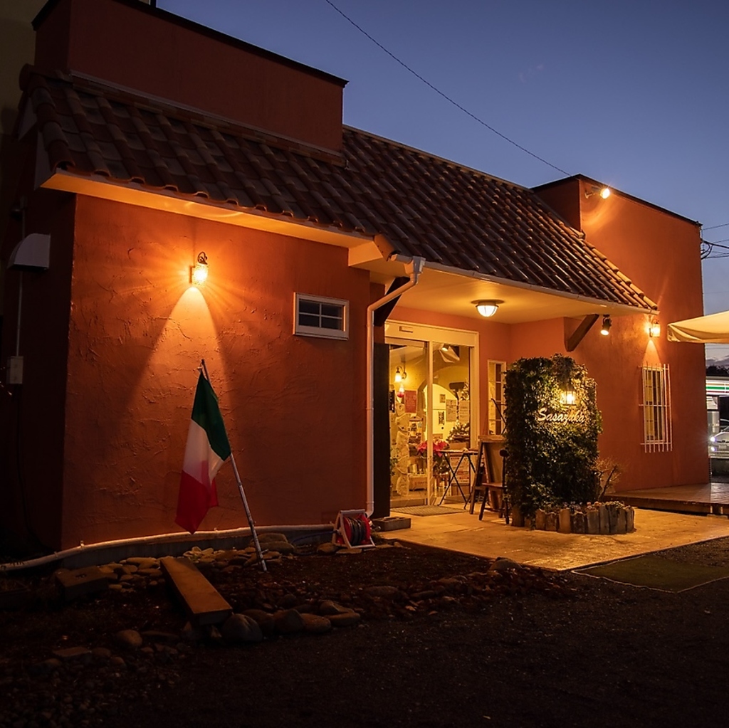 オレンジ色の壁が印象的な一軒家レストランです◎大切な方とゆったりとした時間をお過ごしください。