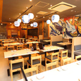 【ご利用人数に合わせたテーブル席】店内はあたたかみのある雰囲気が魅力です。様々なシーンでゆったりとくつろげる空間をご用意しています。人数に合わせたお席をご用意いたしますので、お気軽にご相談ください！新鮮な海の幸とともに、素敵なひとときをお楽しみください♪