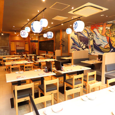 【ご利用人数に合わせたテーブル席】店内はあたたかみのある雰囲気が魅力です。様々なシーンでゆったりとくつろげる空間をご用意しています。人数に合わせたお席をご用意いたしますので、お気軽にご相談ください！新鮮な海の幸とともに、素敵なひとときをお楽しみください♪