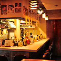 ビル2階にひっそりと構える、まさに“大人の溜まり場”。昭和レトロな照明と座って飲める気軽さが、立ち飲み初心者にも人気。一人でも、お気軽にお立ち寄り頂けるカウンター席もあります。