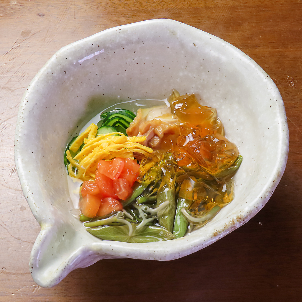 秋田特産のじゅんさいを使った酢の物は、ぷるんとした食感と爽やかな酸味が絶妙。涼やかな一品です。