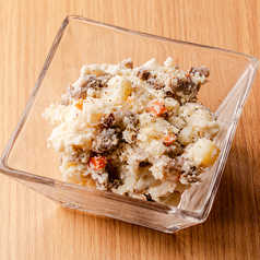 ラム肉といぶりがっこの特製ポテトサラダ