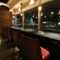 【カウンター席:1~2名様×4卓】目前に広がるみなとみらいのロマンチックな夜景を、お二人で肩を並べて楽しめる窓際のカウンター席です。記念日やデートなど、大切な方と過ごす特別なひとときを鮮やかに彩ります。※ランチタイムはカウンター席をご利用いただけませんので、予めご了承ください。