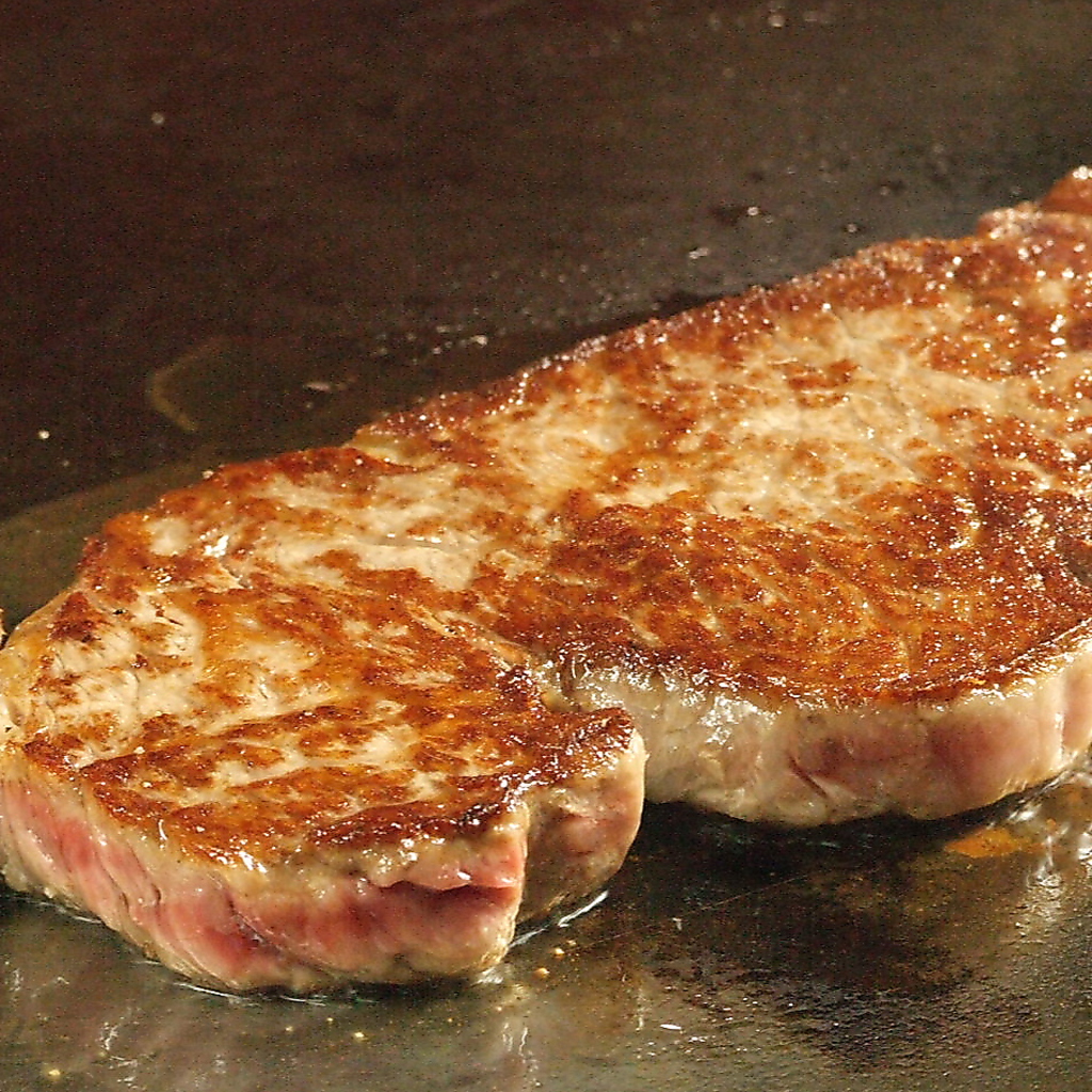 専任のシェフが焼き上げるお肉に舌鼓…大切な人をおもてなししたい一軒。