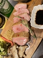 料理メニュー写真 メイン醸し鴨肉のレアステーキ