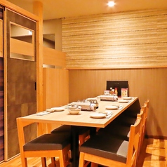 【ゆったり寛げる空間】個室のテーブル席で快適空間。大人数の飲み会にもしっかり対応いたします◎宴会向けの飲み放題付きコース料理や、幹事様にも嬉しいクーポンも多数ご用意しております！仕事終わりにも気軽にお立ち寄りください。