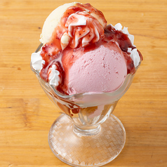 <パフェ>ストロベリー