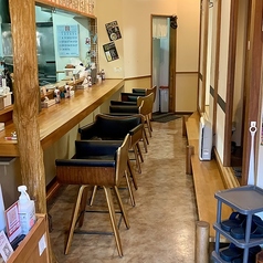 カウンターは5席あります。