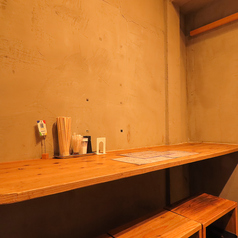 当店では1～3名様掛けのテーブル席を1席ご用意しております。ほどよい広さのテーブルは、料理を取り分けたりシェアしたりしやすいので、みんなで会話を楽しみながら食事ができます◎お料理やドリンクをたくさん並べても狭く感じないゆとりのある設計になっております。他の席と離れたプライベートな空間をお楽しみください