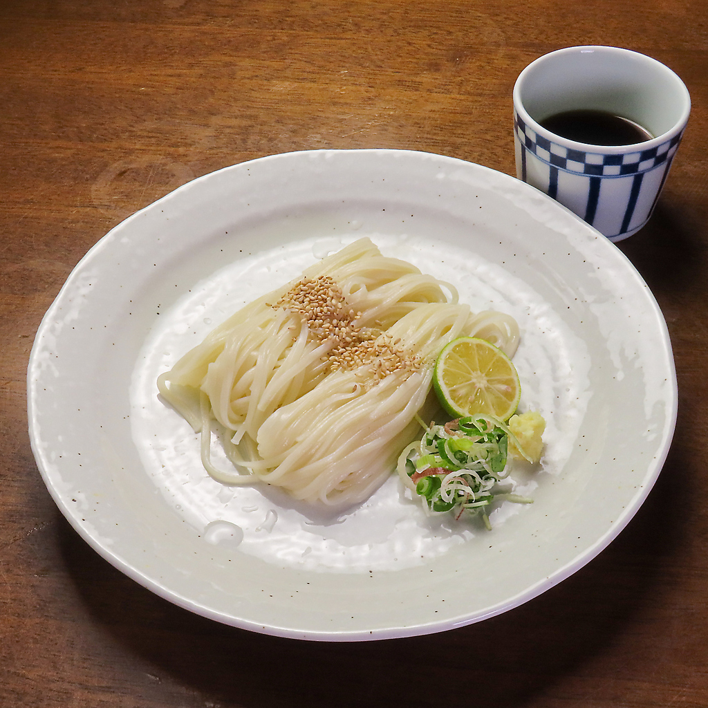秋田名物・稲庭うどんは、つるりと滑らかな喉ごしと上品なコシが魅力です