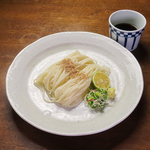 秋田名物・稲庭うどんは、つるりと滑らかな喉ごしと上品なコシが魅力です