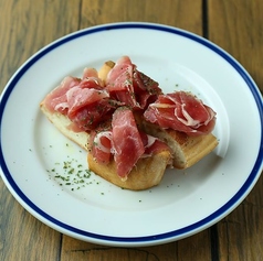 熟成生ハムと焼き立てパン