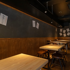 4~6名などの少人数の飲み会に最適なテーブル席をご用意しております。木目調のテーブルが温かい雰囲気を演出します。ご友人との食事や同僚との気軽な一杯など、幅広いシーンでご利用いただけます。広々としたお席で、心ゆくまでお食事をお楽しみください。