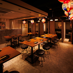 最大100名まで対応可能な広々スペースは、会社宴会や打ち上げ、忘年会などの貸切に最適。席配置や演出の相談も可能で、幹事様に嬉しい柔軟対応。大型宴会にも人気の空間です。