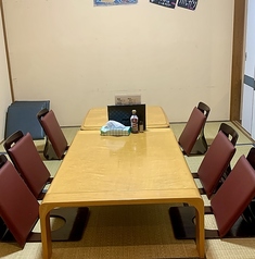 畳のお席もあります。最大8名様まで入ることができます。扉を閉めれば個室にもできます。