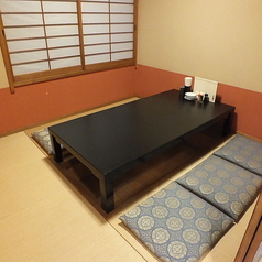 【1F】周りを気にせず会話に集中できる個室は、接待や記念日、特別な日のお祝いに最適です。扉を閉めれば、そこはゲストだけのプライベート空間。はぶ鶏自慢の海鮮や炭火焼きを囲みながら、密度の高いひとときをお過ごしいただけます。洗練された落ち着きの中で、大切な方との絆を深める特別な宴をどうぞ。