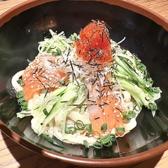 とびっことサーモンの冷製ごまダレうどん
