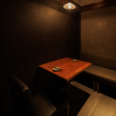 《少人数様向けテーブル席》【2名様】広々としたテーブル席でお食事をお楽しみください。デートなどに最適のお席です