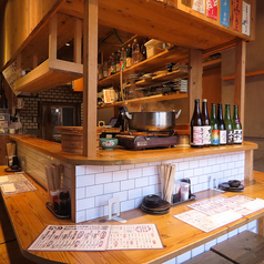 当店では、カウンター席を12席ご用意しております。コの字型のレイアウトで並んでおりますので、隣のお客様を気にすることなく、落ち着いておすごしいただけます。お一人様でのご利用はもちろん、デートや少人数のグループでのご利用にもオススメです！初めてのお客様にも常連様にも居心地のいい空間を演出しております！