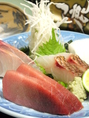 寿司はもちろん、新鮮魚介の刺盛にもこだわっております。サシののったマグロをぜひその目で。