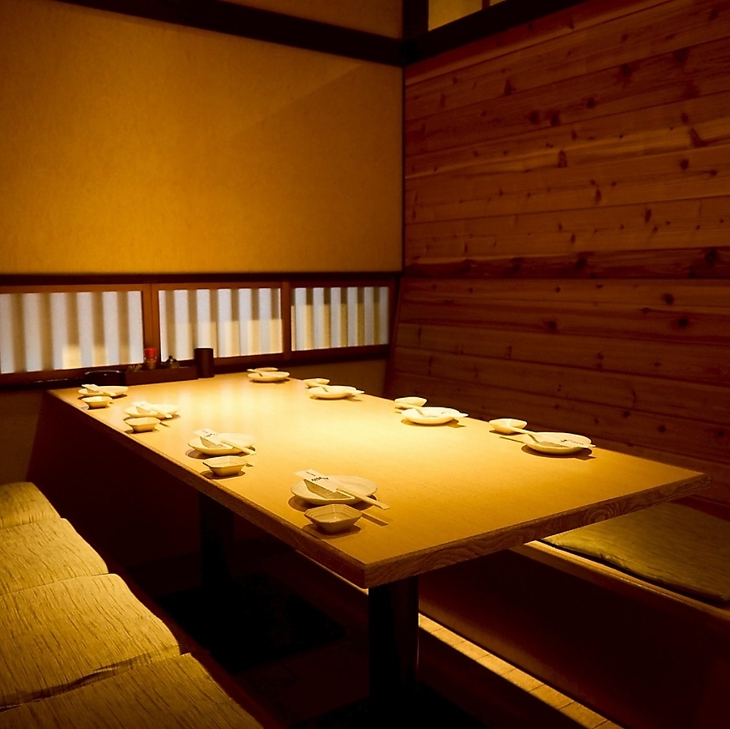 接待やデートに最適の『完全個室』を完備しております。自分達の特別な時間・会話をこの1席で。