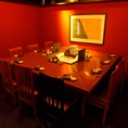 【家族での食事や会社仲間との飲み会に　4～9名様】清潔感のあるこちらのテーブル席。お子様連れのご家族や会社仲間とのお食事におすすめです！