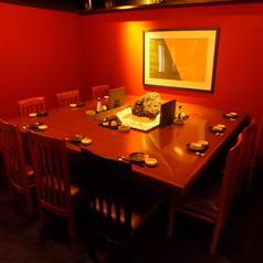 【家族での食事や会社仲間との飲み会に　4～9名様】清潔感のあるこちらのテーブル席。お子様連れのご家族や会社仲間とのお食事におすすめです！