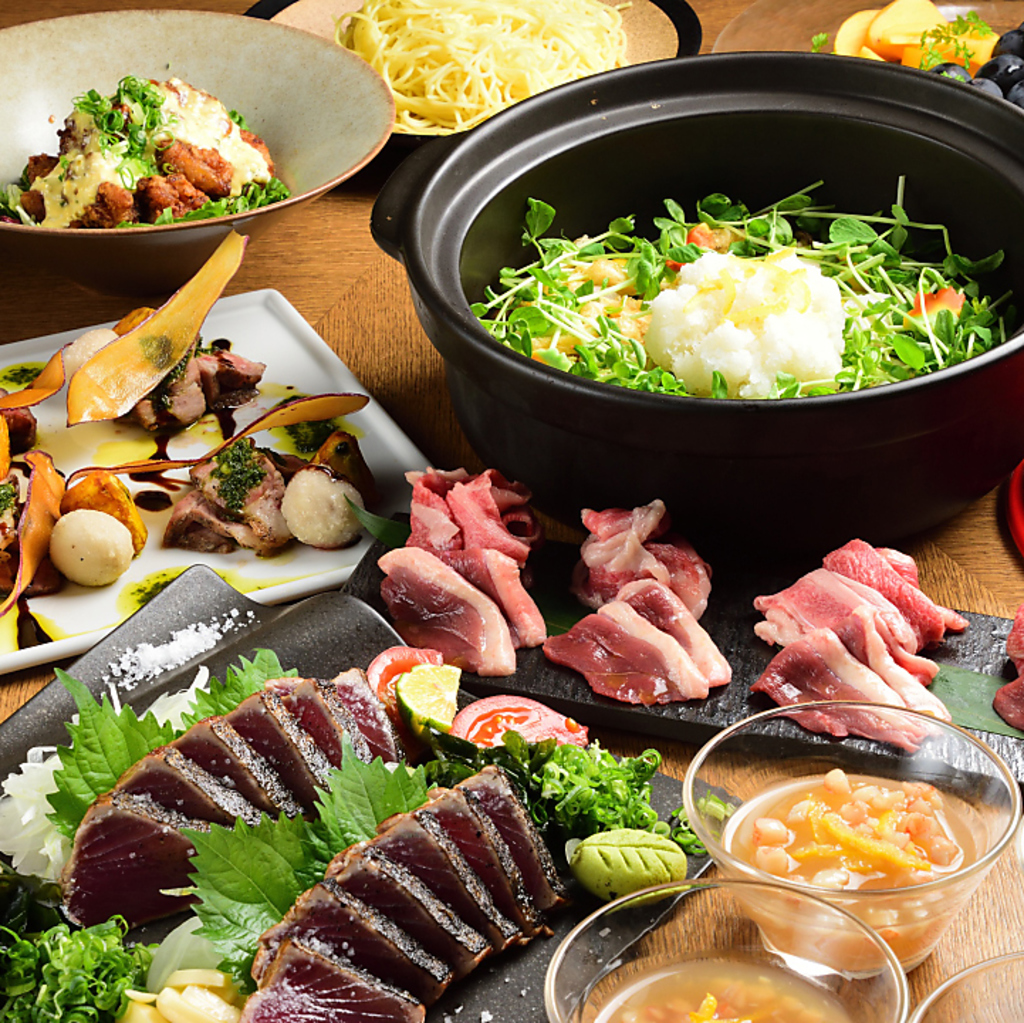 【こだわりの土佐の鰹を使用】土佐の新鮮な鰹を仕入れ丁寧に焼きあげた藁焼きはコースでも召し上がれ