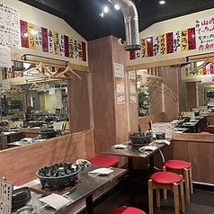 店内は開放感ある鏡張り！グループ様やご宴会大歓迎！各種宴会にぜひご利用下さい。