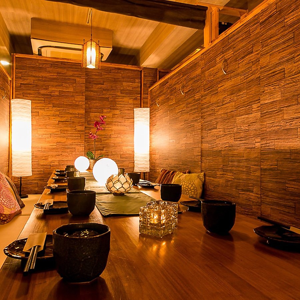 店内は、藁、竹、木などで構成され、暖色の明かりが照らす和やかな雰囲気に。