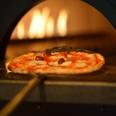 こだわりのピザ窯☆生地の仕込みから焼き上げまで、ピッツァ職人の技を目で楽しみながらお食事をご堪能♪