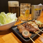 落ち着いた雰囲気の店内で、炭火焼きの焼き鳥を堪能しながら、お酒との調和を楽しむ贅沢な時間をぜひ