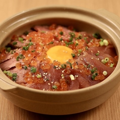 ローストビーフ・マグロ・イクラの土鍋飯