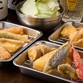 ＊サクッと軽い衣が自慢の串カツ＊一本一本手仕込み。衣は薄く、サクッと軽い食感に仕上げています。特製ソースとの相性も抜群で、ビール・ハイボールとの組み合わせが最高。カウンターでサク飲みも◎。水道橋駅近で気軽に楽しめます。