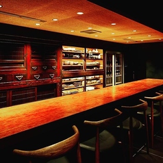 落ち着いた雰囲気の中でお食事をお楽しみいただけるカウンター席は、目の前で料理長の技を間近に体感できる特別な空間です。木の温もりが感じられるカウンターは、リラックスした気持ちでお過ごしいただけるよう配慮されていますので、お一人やデートでのご利用を楽しむのに最適です。