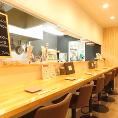 カウンター席は、お一人様のご利用やデートに最適な空間です。落ち着いた雰囲気の中で、リラックスしながらお食事をお楽しみいただけます。お一人様にゆっくりと自分の時間を過ごしていただける場所としてご提供します。特別なひとときをぜひカウンター席でお過ごしください。