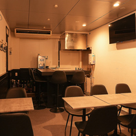 お一人様からグループまで！TV完備の清潔感溢れる店内