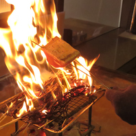 カウンターは炉端、炭火焼をみても楽しめる♪