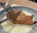 見た目はたい焼き、でもワインとの相性は抜群。手作業で焼き上げた特別な一品を楽しんでください。